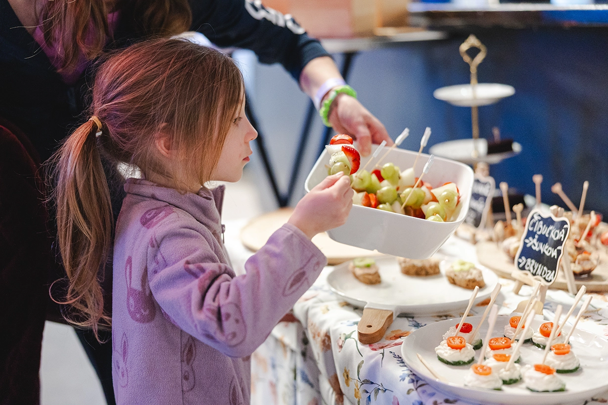Dievčatko ochutnáva jedlá Zjedené Junior